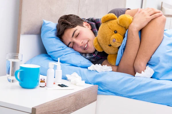 Hombre enfermo con gripe acostado en la cama — Foto de Stock