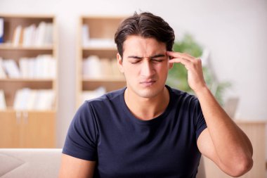 Acı çeken genç yakışıklı adam.