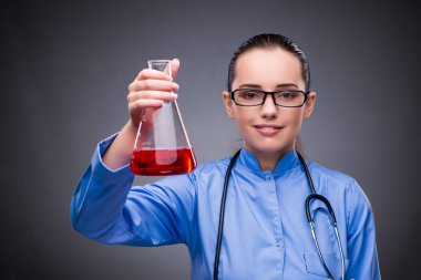 Tıbbi konseptte genç doktor