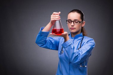 Tıbbi konseptte genç doktor