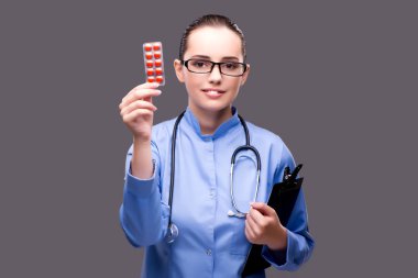 Tıbbi konseptte genç doktor