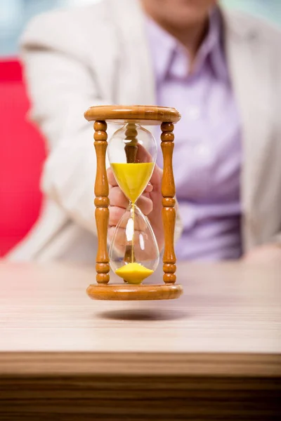 Sanduhr im Geschäftskonzept im Zeitkonzept — Stockfoto