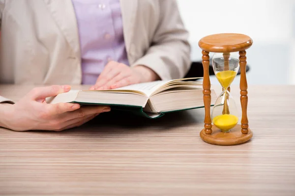Hourglasses in bedrijfsconcept in tijd concept — Stockfoto