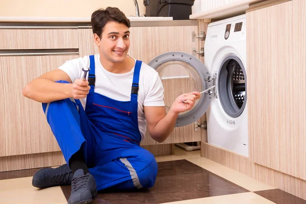 रसोई में मरम्मत वॉशिंग मशीन मरम्मत — स्टॉक फ़ोटो, इमेज
