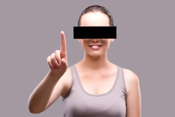 Junge Frau mit Virtual-Reality-Brille — Stockfoto