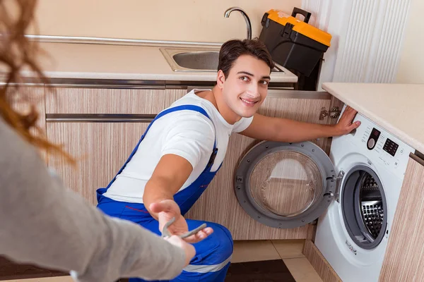 Ремонт пральної машинки на кухні — стокове фото