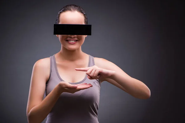 Νεαρή γυναίκα με γυαλιά εικονικής πραγματικότητας — Φωτογραφία Αρχείου
