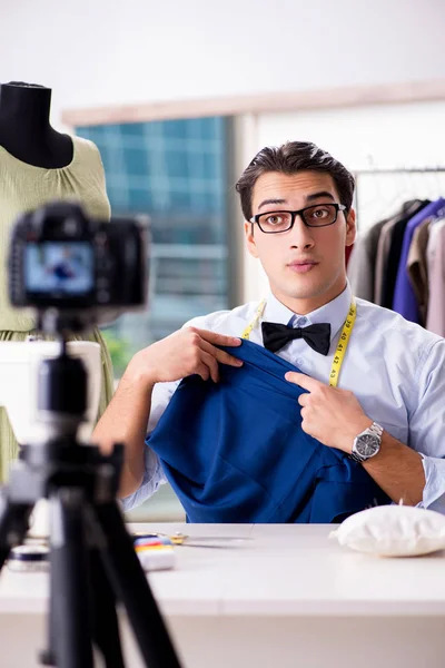 Fiatal férfi dolgozik, mint a divat video blogger — Stock Fotó