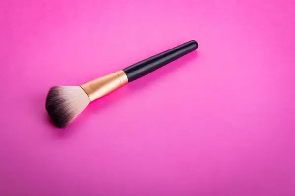 Cepillo para aplicar maquillaje cosmético —  Fotos de Stock