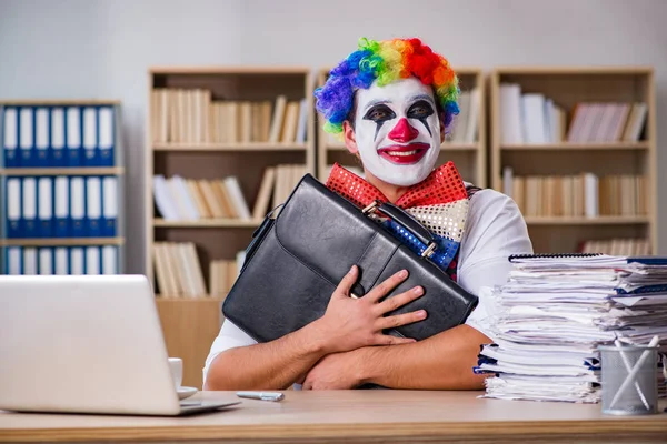 Clown affärsman som arbetar på kontoret — Stockfoto