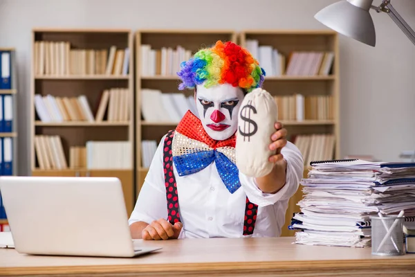 Empresario payaso trabajando en la oficina — Foto de Stock