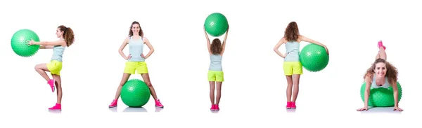 Mujer joven con pelota haciendo ejercicio sobre blanco — Foto de Stock