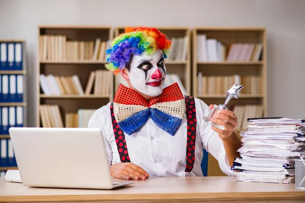 Clown zakenman werkzaam in het kantoor — Stockfoto