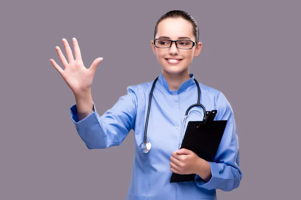 Młody lekarz naciskając przycisk wirtualne — Zdjęcie stockowe