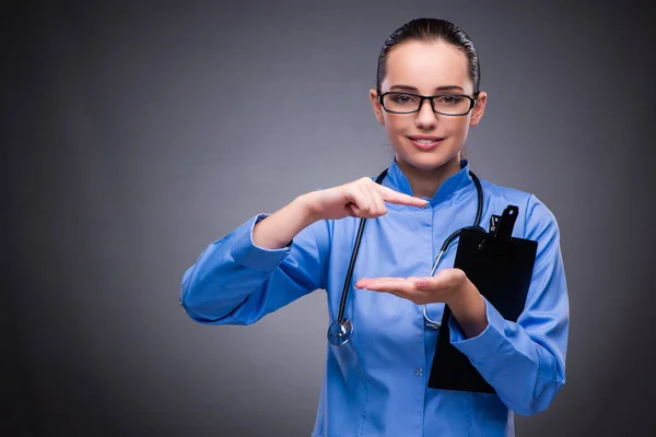 Joven doctor en concepto médico — Foto de Stock