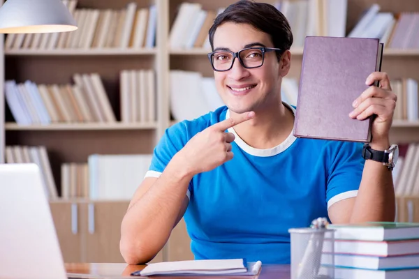 Jovem estudante se preparando para os exames escolares — Fotografia de Stock