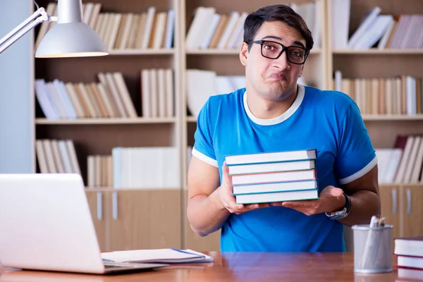 Giovane studente che si prepara per gli esami scolastici — Foto Stock