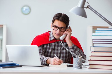 Sınavlara çalışan süper kahraman öğrenci.