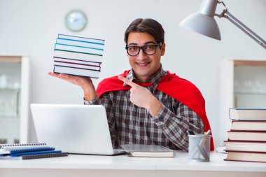 Sınavlara çalışan süper kahraman öğrenci.