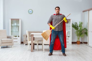 Süper kahraman temizleyicisi evde çalışıyor.