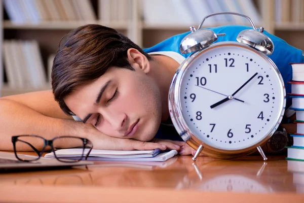 Giovane studente che si prepara tardi per gli esami — Foto Stock