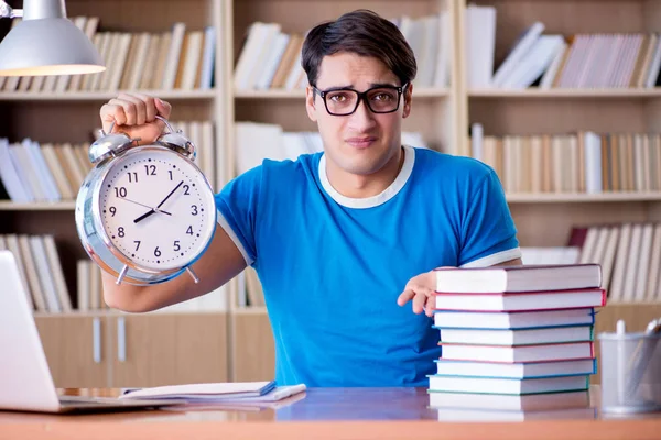 Jovem estudante se preparando tarde para seus exames — Fotografia de Stock