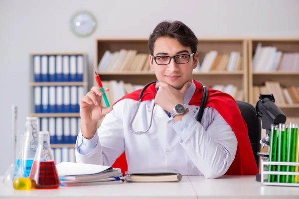 Superhjälte läkare som arbetar på labbet sjukhus — Stockfoto