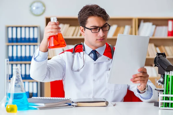 Medico supereroe che lavora nel laboratorio dell'ospedale — Foto Stock