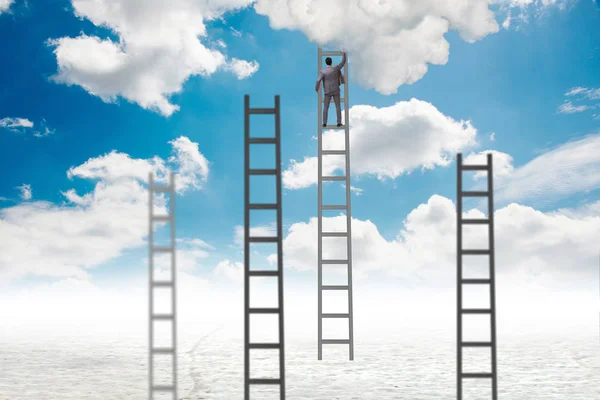 Podnikatel stoupá po schodech proti obloze — Stock fotografie