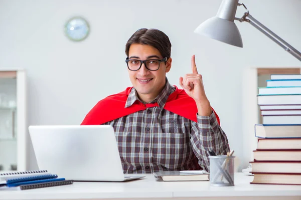 Super eroe studente con libri che studiano per gli esami — Foto Stock