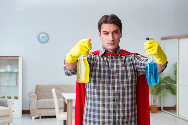 Superhelden-Putzfrau arbeitet zu Hause — Stockfoto