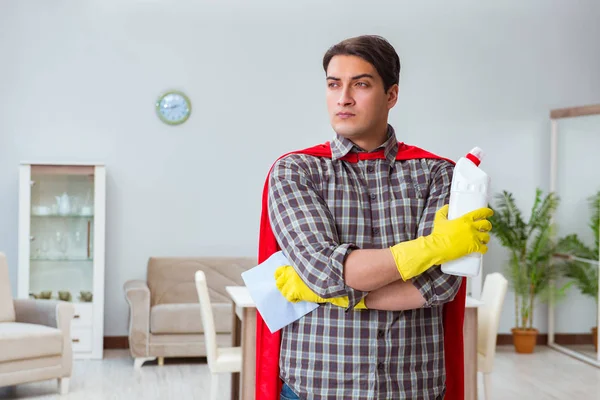 슈퍼 히어로 청소부 집안에서 일하는 모습 — 스톡 사진