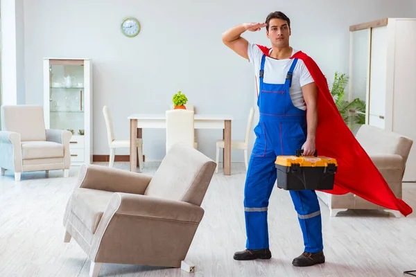 Super herói reparador trabalhando em casa — Fotografia de Stock