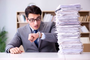 İş adamı zor teslim tarihlerine yetişmeye çalışıyor