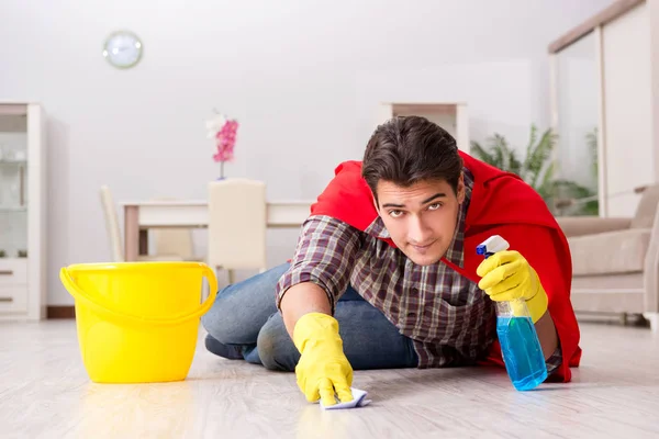 Super held echtgenoot schoonmaken vloer thuis — Stockfoto