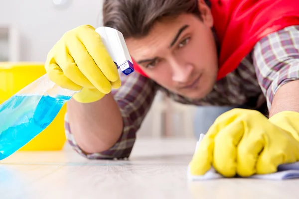 Superhelden-Ehemann putzt Fußboden zu Hause — Stockfoto
