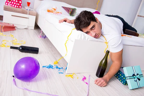 Homme à la maison après la fête lourde — Photo