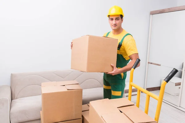 Vervoer werknemer leveren dozen aan huis — Stockfoto