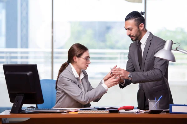 Vrouw en man in het bedrijfsconcept — Stockfoto