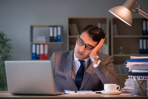 Affärsman som stannar på kontoret under långa timmar — Stockfoto