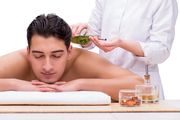 Beau homme pendant la séance de massage spa — Photo