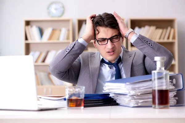 Fiatal üzletember ivott a stressztől — Stock Fotó