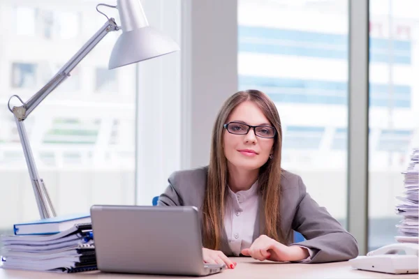 Femme d'affaires travaillant dans le bureau — Photo