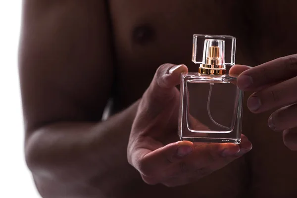 Homme sexy avec bouteille de parfum — Photo