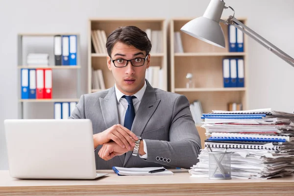 Schöner Geschäftsmann, der im Büro arbeitet — Stockfoto