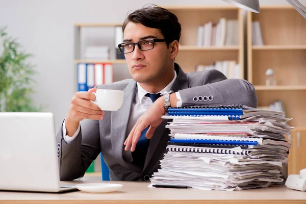 Bel homme d'affaires travaillant dans le bureau — Photo