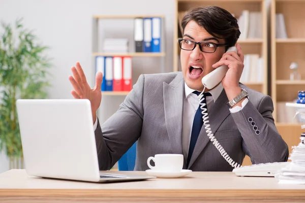 Schöner Geschäftsmann, der im Büro arbeitet — Stockfoto