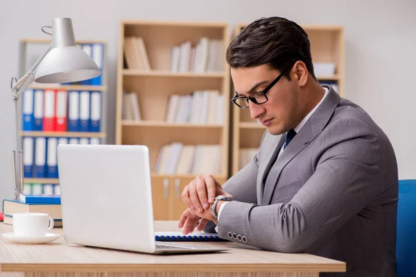 Joven hombre de negocios guapo trabajando en la oficina — Foto de Stock