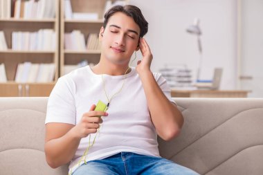 Koltukta oturan adam müzik dinleme