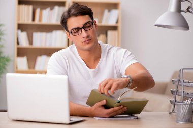 Ofiste çalışan genç adam.